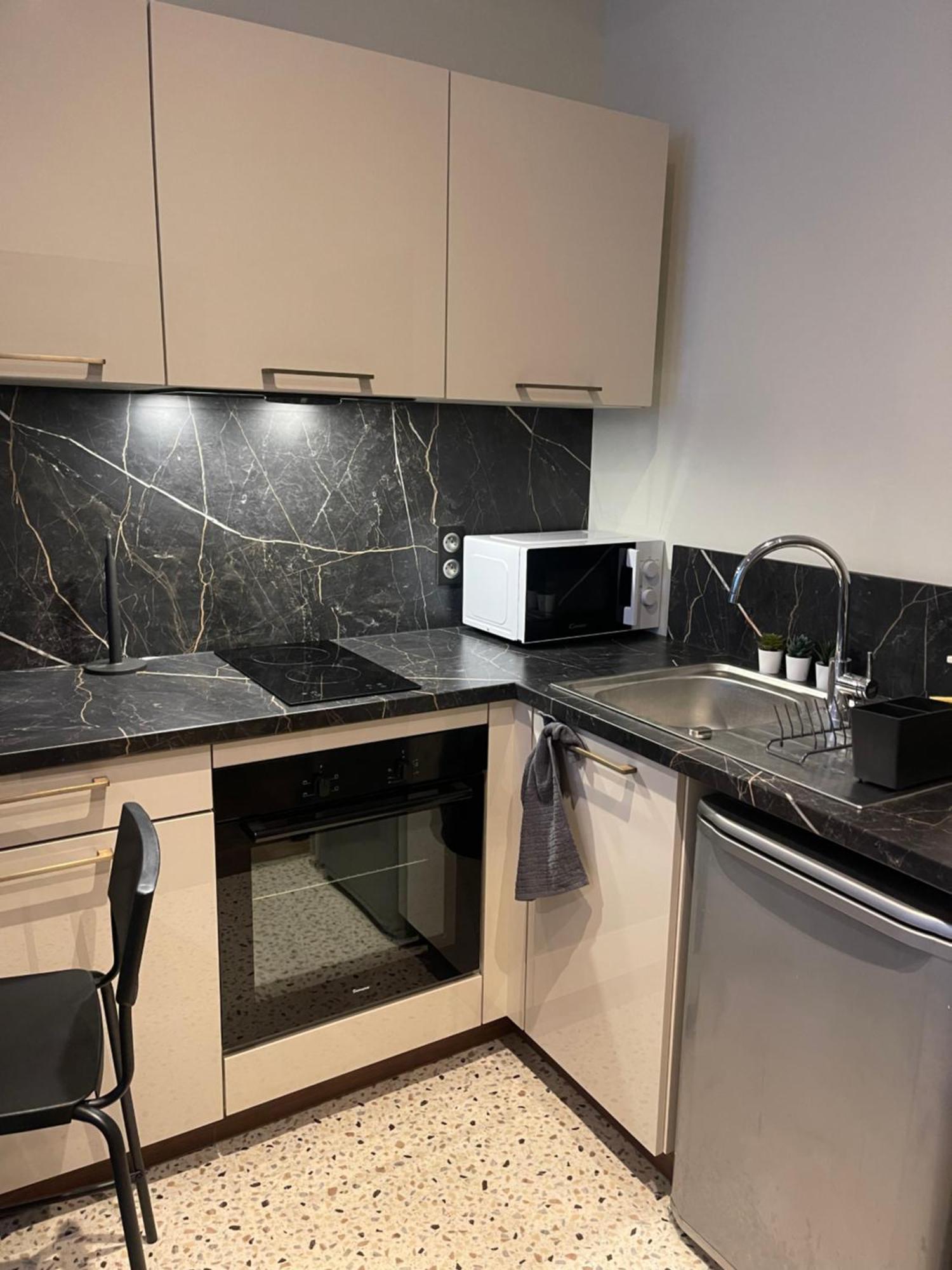 Appartement Au Coeur Du Centre Ville De Carcassonne Bagian luar foto